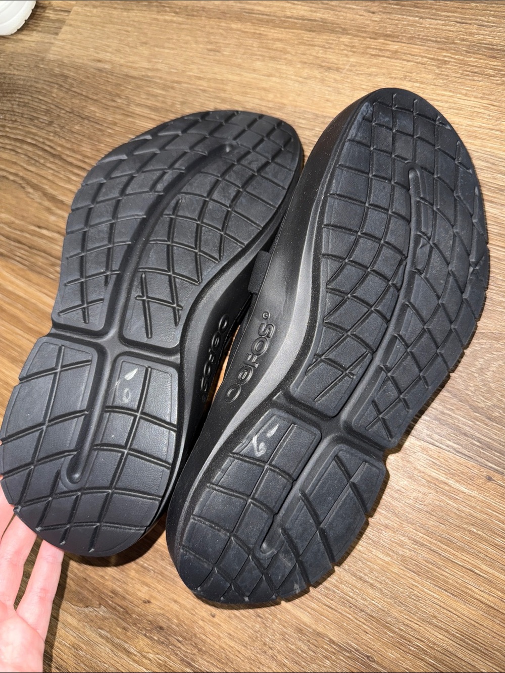 Oofos men’s size 10 slide on shoes EUC - Picture 4 of 4